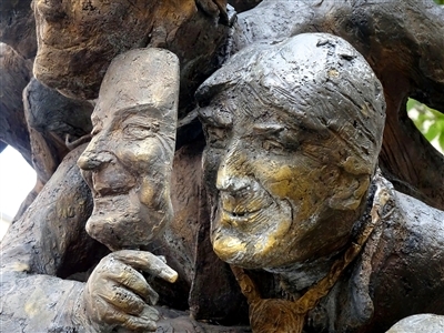 Maske ab - spuckbrunnen-kuenstler-joseph-michael-neustifter_wangen-allgaeu_by_Friedbert-Simon_pfarrbriefservice
